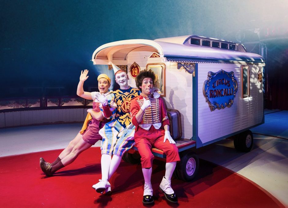 Roncalli-Artisten vor einem historischen Circus-Roncalli-Nostalgiewagen